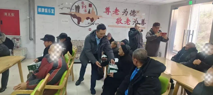 中国大地保险内江中心支公司开展敬老院慰问活动